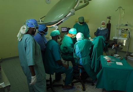 Nijer-Maradi  Devlet  Hastanesinde  Türk  Doktorlar'ın Gerçekleştirdiği Fistül  Ameliyatı
