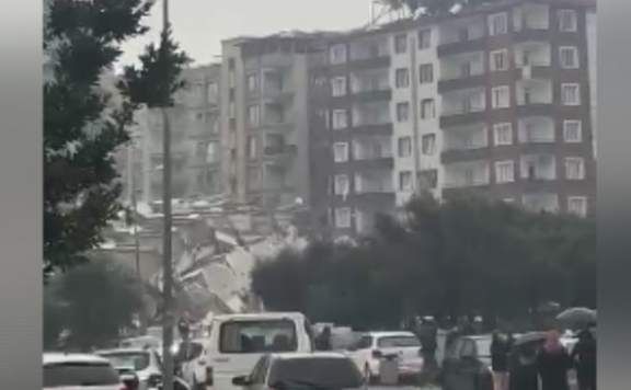 Hatay'da enkaz altında yüzlerce insan var