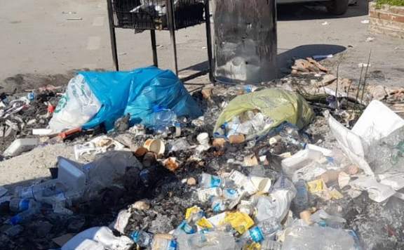 Hatay'da biriken çöpler toplanmaya başlandı