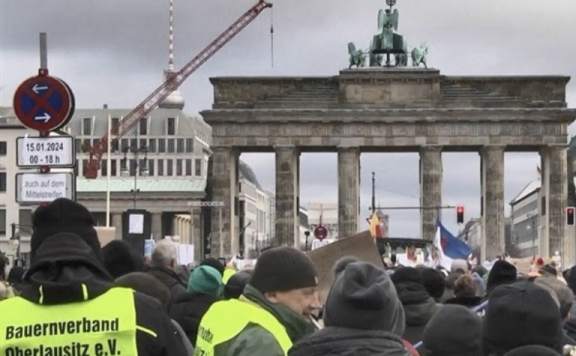 Almanya'da çiftçiler binlerce traktörle Berlin'de caddeyi trafiğe kapattı